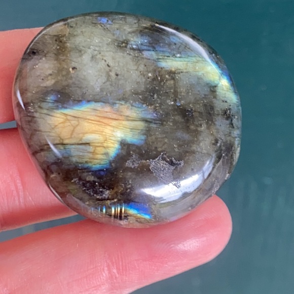 Labradorite palm stone. Lots of color! - Picture 8 of 8